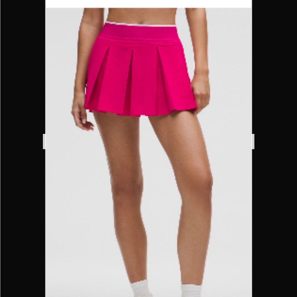 Purchased Jan 6 raspberry red pink.
built in lining and pocket.